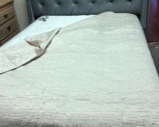 Queen Size Pillow Top like new!!