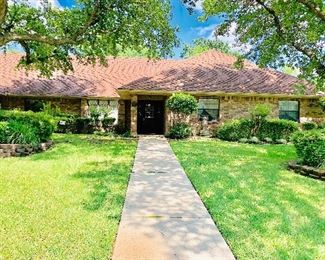 Nice three bedroom home with swimming pool and guest house is available !