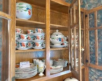 Villeroy and Boch “AMA POLA “
Dishes ,soup terrine ,tea pot,coffee cups ,gravy boat ,oval platter ,set of pots and pans ,sugar and creamer