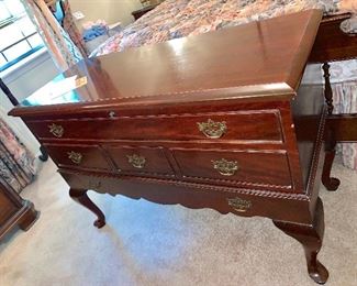 Solid mahogany chest of drawers on legs queen Ann style,Lane.