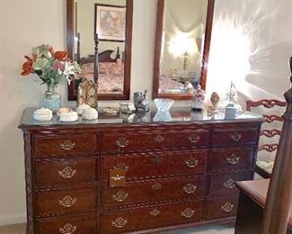 Dresser Pennsylvania house
Antique box collection Crystal and Crystal lamp