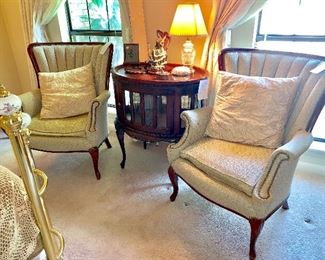 Nice vintage chairs
Mahogany beveled curio with Tray
Mahogany beveled curio with tray
Crystal lamp