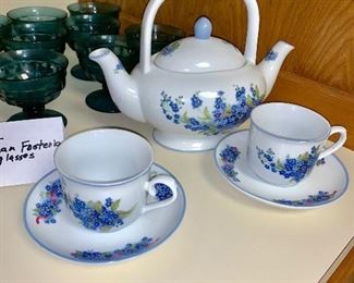 Double teapot with 2 cups and saucers