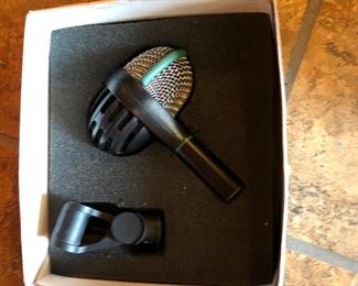 AKG D112 kick drum mic