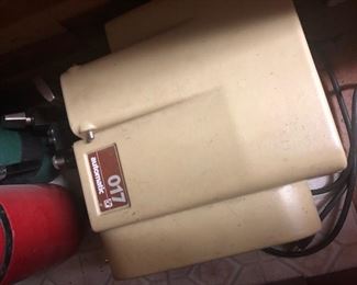 Automatic key cutting machine