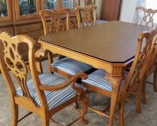 Thomasville American New Oak Dining Table with 8 Chairs, 2 Leaves, and Table Pads
