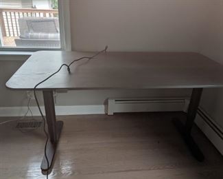 Electric stand up desk. perfect condition.