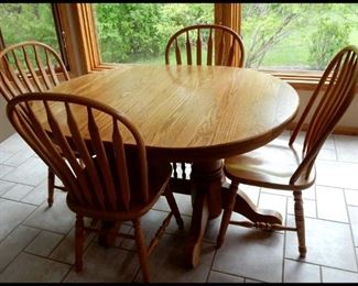 Oval Solid Oak Dining Table with two Leafs and Four Chairs.