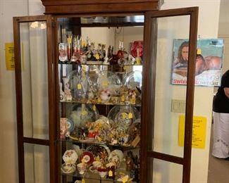 Lots of nice pretties in this curio cabinet!