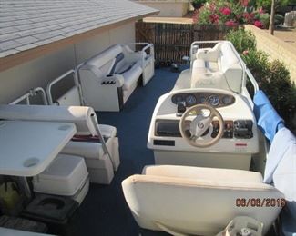 Demany top, Mooring cover, Trolling motor, Porta potty, CD /Radio, Life vests and jackets +++