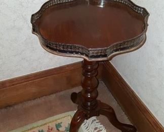 Pie Crust Table