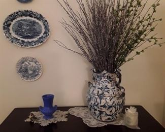 Vase, plates, doilies