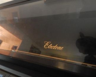 Electone organ.