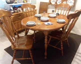 Dinning table with 4 chairs and extra leaf