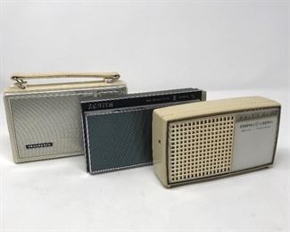  3 Vintage Portable Radios           https://ctbids.com/#!/description/share/164785