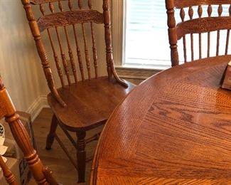 oak table and 6 chairs with leaf