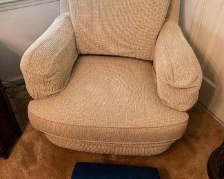 Fantastic occasional chair in excellent condition - very comfortable! 