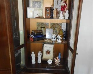 R Way Furniture Mahogany Lighted Curio Cabinet. Glass Shelves. Storage