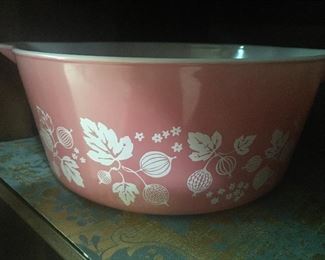 Vintage Gooseberry Pyrex 2.5 qt.