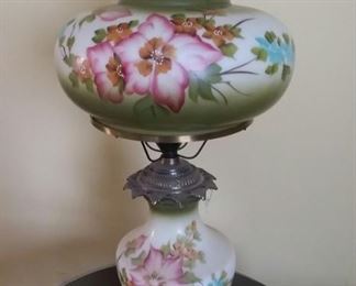 Victorian lamp.
Hand painted. 
Vintage traditional lamp.