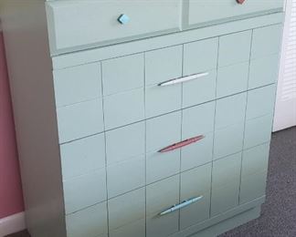 chest of drawers
