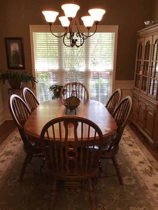 Oak dining room set with 6 chairs and a leaf