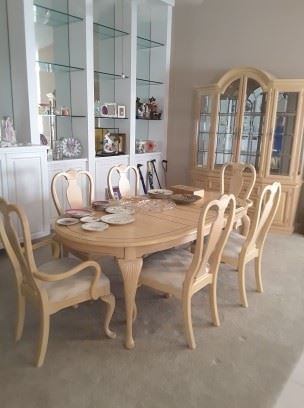 Dining room Table, 6 Chairs, 2 Sleeves by Lexington, includes table covers