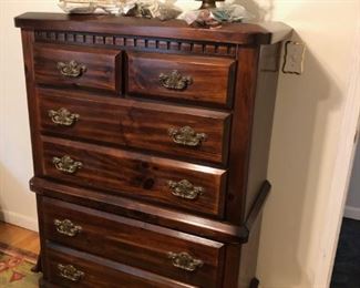 Dresser 2/4