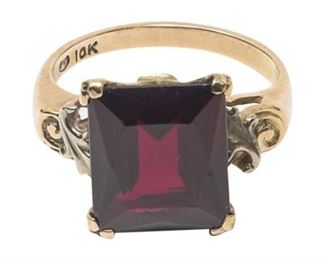 31. Vintage Womens 10K Yellow Gold ring wGarnet