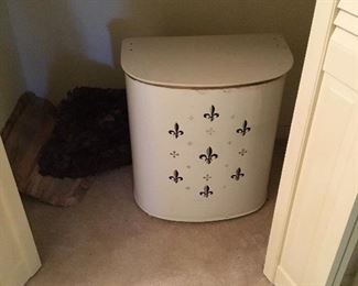Clothes hamper