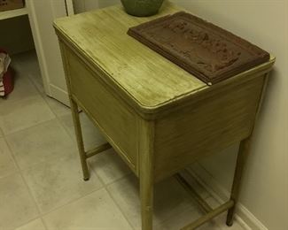 Sewing machine cabinet