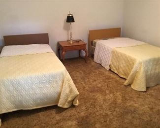Twin beds with Table in between