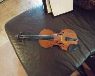 Antique violin LABEL: Antonius Stradiuarius Cremonensis Faciebat anno 1733  