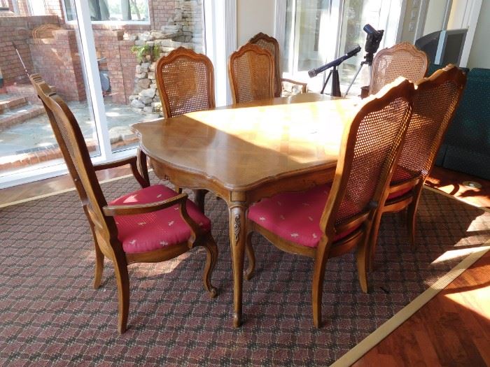 Thomasville Table and Chairs w/2 Leaves