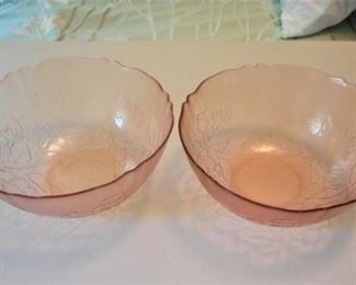 Vintage 2 piece pink Scalloped edge bowls https://ctbids.com/#!/description/share/166526