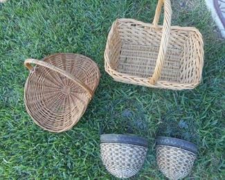 Lot of 4 Baskets - 2 hang on wall - 1 market flower basket - 1 gathering basket https://ctbids.com/#!/description/share/167570