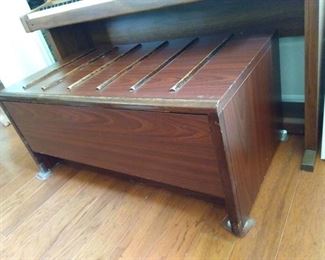 End of bed storage chest w/large storage drawer https://ctbids.com/#!/description/share/167612