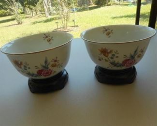 2 vintage Avon Heirloom Independence Day 1981 bowls w/stands https://ctbids.com/#!/description/share/167698