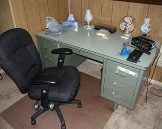 Nice Office Desk & Chair