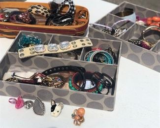 hundreds of jewlery