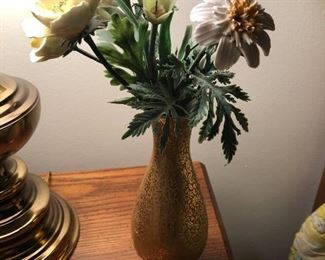 Wellen gold vase and porcelain flowers