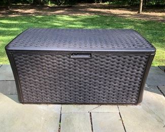 Outdoor storage bin