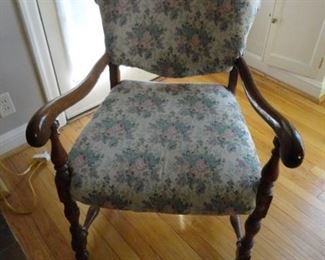 ANTIQUE CHAIR