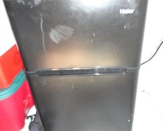 HALER REFRIGERATOR AND FREEZER             (PERFECT FOR A DORM ROOM)