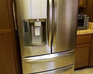 27.5 cu.ft.
Everything works great!