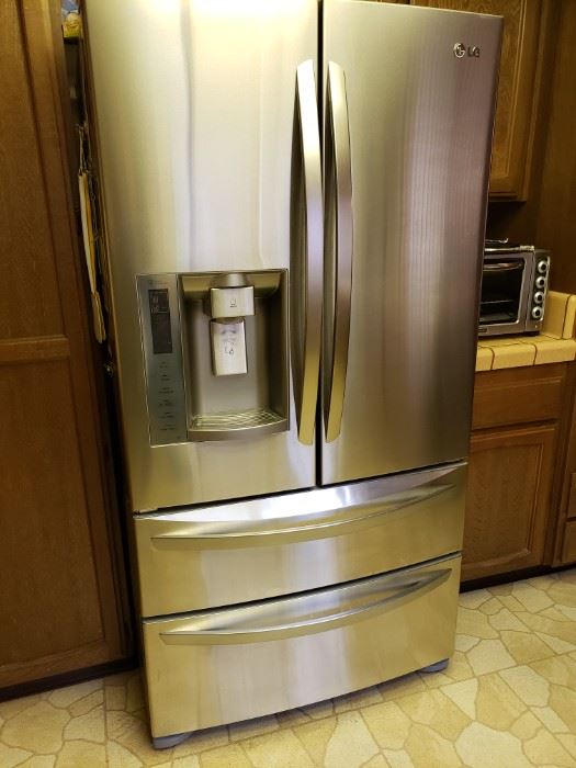 27.5 cu.ft. 
Everything works great!