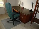 Kneehole desk
Comfortable desk chair