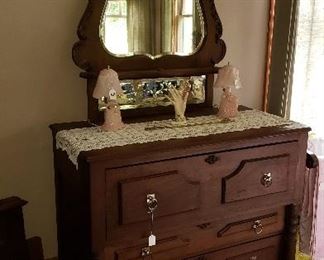dresser/mirror