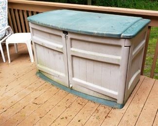 Rubbermaid outdoor storage