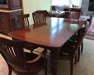 Stone & Nichols Beautiful dining table and chsirs